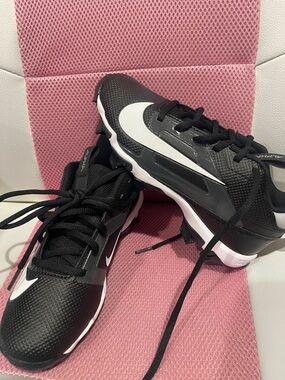 Kid’s Nike Black and White Sport Cleats with Bold Swoosh size 3.5Y